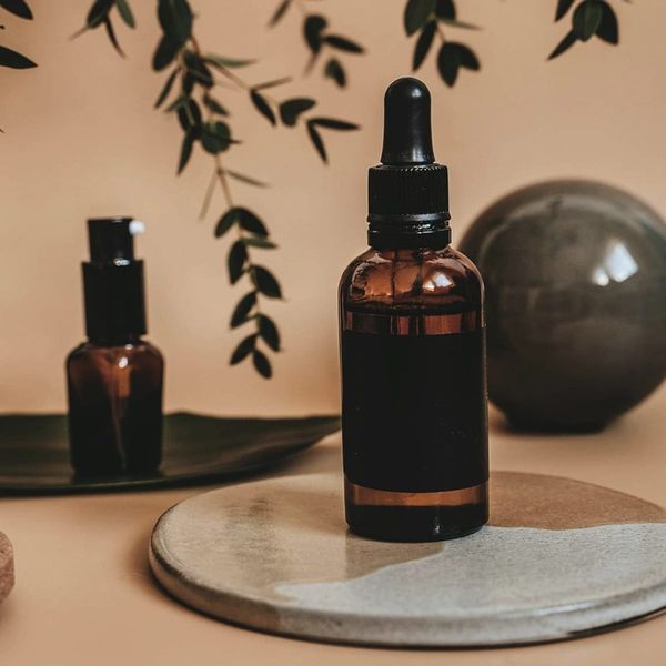 Rangkaian serum dan produk yang disesuaikan dengan kondisi kulit masing-masing pasien.