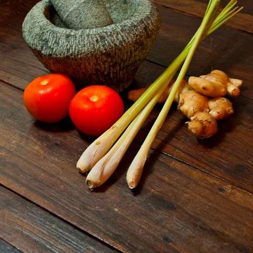 Rempah-rempah segar di atas talenan kayu